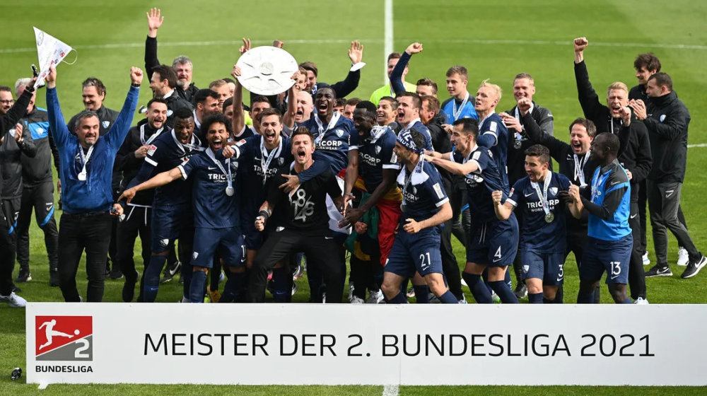  沙尔克04历史性降级引发球迷抗议潮  